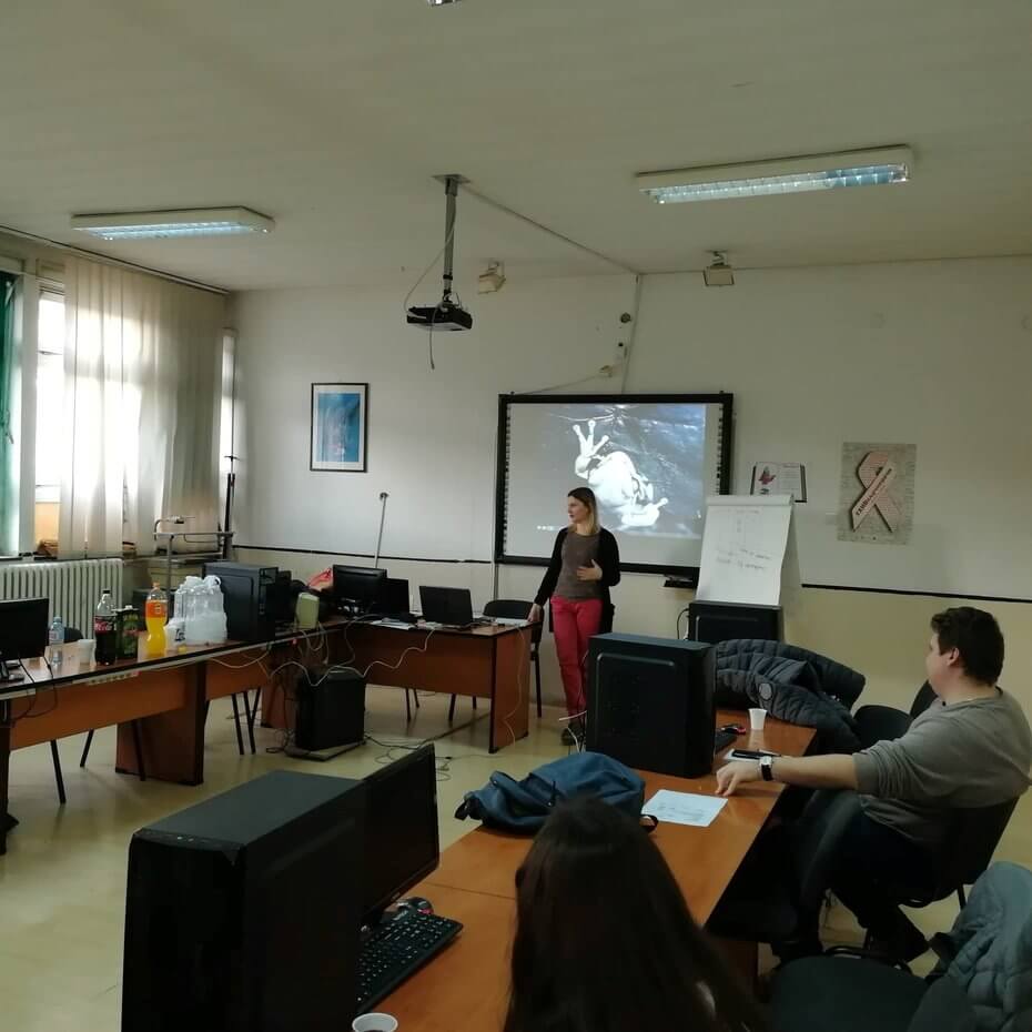 jelena aleksić kao predavač na času digitalnog marketinga i seo