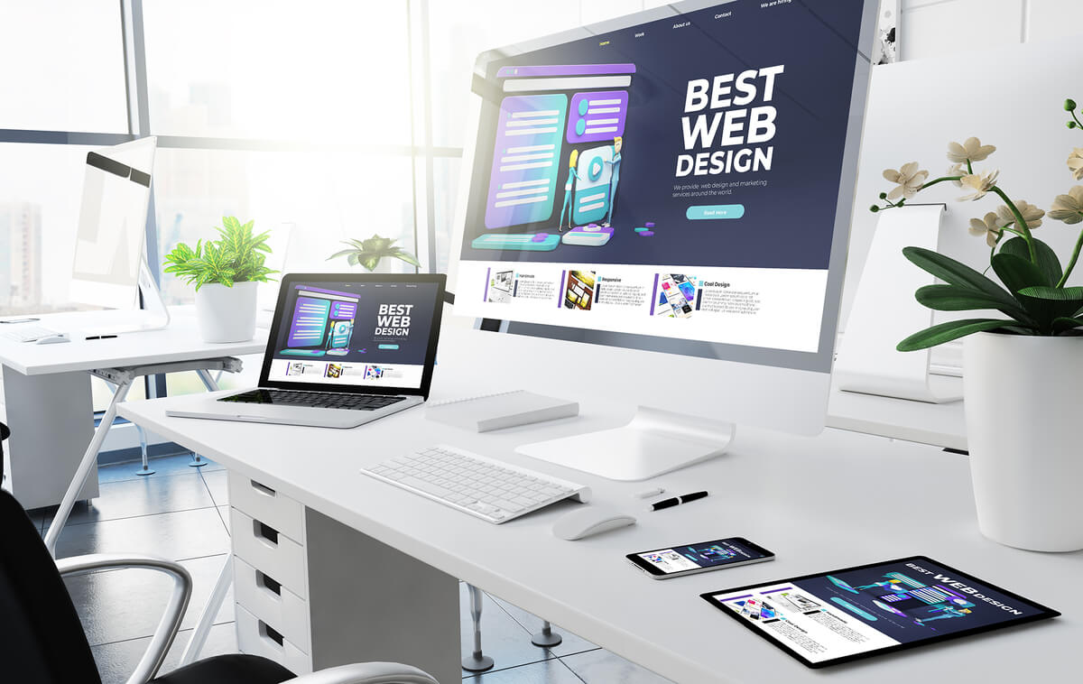 radno mesto u korporacijskoj kancelariji sa računarom, laptopom, telefonom i tabletom