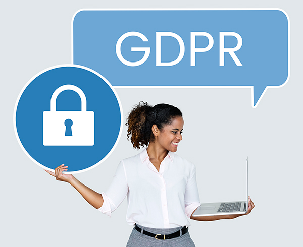 poslovna žena sa laptopomo u jednoj ruci i simbolom katanca u drugoj i velikim natpisom GDPR iznad nje
